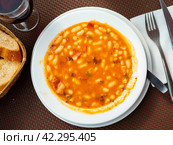 Asturian fabada soup served in bowl. Стоковое фото, фотограф Яков Филимонов / Фотобанк Лори