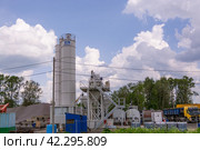 Россия, Тверская область, Кувшиновский район, город Кувшиново. Провинциальный город. Завод по производству асфальтобетона "LINTEC".Russia, Tver region, Kuvshinovsky district, Kuvshinovo city. A provincial town. The LINTEC asphalt concrete production plant. (2020 год). Редакционное фото, фотограф Мария / Фотобанк Лори