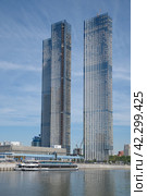 Вид на Краснопресненскую набережную и жилой комплекс Capital Towers в Москве, Россия. Редакционное фото, фотограф Елена Коромыслова / Фотобанк Лори