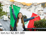 Hapy footbal fan woman waving the flag of Mexican on street. Стоковое фото, фотограф Яков Филимонов / Фотобанк Лори
