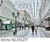 Улица Рождественка в Москве в феврале в облачный день. Редакционное фото, фотограф Овчинникова Ирина / Фотобанк Лори