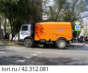 Вакуумная подметально-уборочная машина КО-326-20. Погонный проезд. Москва (2012 год). Редакционное фото, фотограф lana1501 / Фотобанк Лори