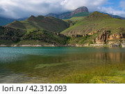 Озеро Гижгит в горном пейзаже. Кабардино-Балкария (2023 год). Стоковое фото, фотограф Анна Карасева / Фотобанк Лори