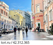 Улица Кузнецкий Мост в историческом центре Москвы зимой. Редакционное фото, фотограф Овчинникова Ирина / Фотобанк Лори
