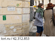 Табличка с указателем подъема воды во время наводнения 1824 года на стене дома. "Дом Раскольникова" на Гражданской улице. Санкт-Петербург (2013 год). Стоковое фото, фотограф Александр Алексеев / Фотобанк Лори