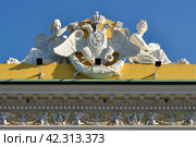 Особняк князя Лобанова-Ростовского в Санкт-Петербурге. Горельефная эмблема военного министерства Российской империи на карнизе (2013 год). Редакционное фото, фотограф Александр Алексеев / Фотобанк Лори