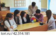 Students in physics class spin Newton's colorful wheel. Стоковое фото, фотограф Mikhail Davidovich / Фотобанк Лори