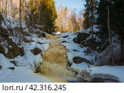 Вид на водопад Юканкоски  солнечным  апрельским днем. Карелия. Стоковое фото, фотограф Виктор Карасев / Фотобанк Лори