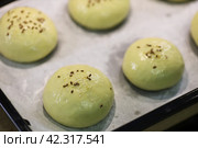 Булочки с кунжутом из теста для выпекания в духовке. Стоковое фото, фотограф Евгения Колодкина / Фотобанк Лори