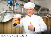 Portrait of positive man brewmaster with glass of beer. Стоковое фото, фотограф Яков Филимонов / Фотобанк Лори