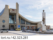 Железнодорожный вокзал города Северобайкальска, Республика Бурятия, Сибирь, Россия. Станция Байкало-Амурской магистрали (БАМ) на участке, входящем в состав Восточно-Сибирской железной дороги. На фасаде здания вывеска «Вокзал». На привокзальной площади памятник «Ленинградцам строителям города Северобайкальска». (2024 год). Редакционное фото, фотограф Андрей Степанов / Фотобанк Лори