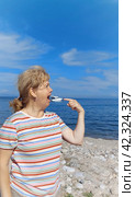 The. Illusion that you are swallowing the yacht with your mouth.Иллюзия взгляда. Стоковое фото, фотограф Галина Беляева / Фотобанк Лори