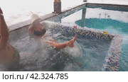 Winter bliss: cheerful girls in a warm pool in video bathing in pleasure and happiness. Стоковое видео, видеограф Юрий Поздников / Фотобанк Лори