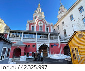 Москва, Никольская улица, дом 7-9, Заиконоспасский монастырь, 17 век постройки. Редакционное фото, фотограф Овчинникова Ирина / Фотобанк Лори