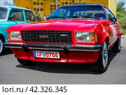 LINTHE, GERMANY - MAY 27, 2023: The executive car Opel Commodore GS/E Coupe, 1976. Die Oldtimer Show 2023. Редакционное фото, фотограф Sergey Kohl / Фотобанк Лори
