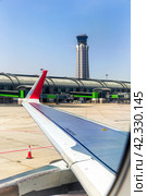 Muscat airport control tower. View from an airplane window. Boarding gates of the airport in Muscat. Sultanate of Oman. Стоковое фото, фотограф Евгений Ткачёв / Фотобанк Лори