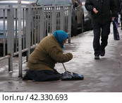 Нищая старушка просит милостыню. Улица Сретенка. Город Москва (2012 год). Редакционное фото, фотограф lana1501 / Фотобанк Лори