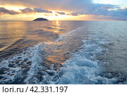Закат на море с борта моторной лодки. Волны, пенящиеся с борта моторной лодки. Морская прогулка. Sunset on the sea from the side of a motorboat. Waves foaming from a motorboat. Стоковое фото, фотограф Volha Zhurauliova / Фотобанк Лори