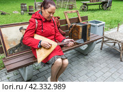 Женщина играет на балалайке в городском парке. Стоковое фото, фотограф Александр Бушков / Фотобанк Лори