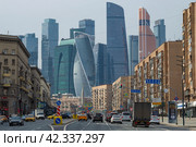 Большая Дорогомиловская улица и международный деловой центр «Москва-Сити» апрельским днем. Москва (2021 год). Редакционное фото, фотограф Виктор Карасев / Фотобанк Лори