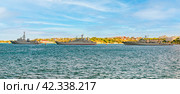 Корабли военно-морского флота на якорной стоянке в Севастополе (2020 год). Редакционное фото, фотограф Владимир Ушаров / Фотобанк Лори