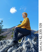Портрет женщины на фоне гор.Отдых в горах.Enjoy the view,posing model.На вершине.Пеший туризм. Стоковое фото, фотограф Галина Беляева / Фотобанк Лори