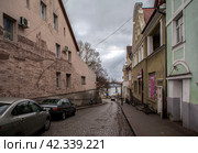 Старинные, отреставрированные домики на улице Горной. Гвардейск, Калининградская область (2023 год). Редакционное фото, фотограф Сергей Афанасьев / Фотобанк Лори