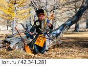 Руководитель  фольклорного ансамбля "Эре-Чуй" Евгений Алчинов играет на морин хууре (2020 год). Редакционное фото, фотограф Инна Грязнова / Фотобанк Лори