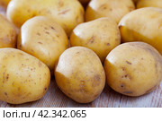 Potatoes on wooden table. Стоковое фото, фотограф Яков Филимонов / Фотобанк Лори