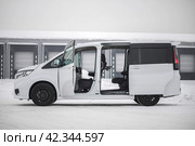 KRASNOYARSK, RUSSIA - December 28, 2023: White Honda Stepwgn Spada 2021. Редакционное фото, фотограф Плотников Дмитрий / Фотобанк Лори