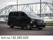 KRASNOYARSK, RUSSIA - July 17, 2023: Black Nissan Serena. Редакционное фото, фотограф Плотников Дмитрий / Фотобанк Лори