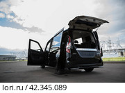 KRASNOYARSK, RUSSIA - July 17, 2023: Black Nissan Serena. Редакционное фото, фотограф Плотников Дмитрий / Фотобанк Лори
