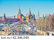 Панорамный вид на Московский Кремль в солнечный мартовский день. Москворецкая набережная. Москва. Россия (2024 год). Редакционное фото, фотограф E. O. / Фотобанк Лори