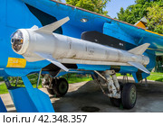 Крылатая ракета Х-59М "Овод"на подвесе самолета СУ-24М, площадка музея истории крылатых ракет, город Дубна Московской области (2023 год). Редакционное фото, фотограф Вячеслав Палес / Фотобанк Лори
