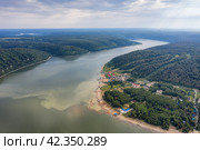 Южный Урал, Павловское водохранилище. Базы отдыха на берегу водохранилища. Вид с воздуха. The Southern Urals, the Pavlovsky reservoir. Recreation centers on the shore of the reservoir. Aerial view. (2023 год). Стоковое фото, фотограф Евгений Романов / Фотобанк Лори