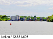 Карамышевская гидроэлектростанция  с водосливной плотиной № 39  на Москва-реке в районе Серебряного Бора. г.Москва.  (2022г.) Редакционное фото, фотограф Вера Смолянинова / Фотобанк Лори