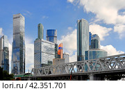 Прогулка на теплоходе по Москва-реке от Москва-сити. Вид на Дорогомиловский железнодорожный мост и ММДЦ "Москва-сити"  (2022г.) Редакционное фото, фотограф Вера Смолянинова / Фотобанк Лори