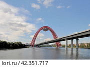 Летний вид на Живописный мост и район Хорошёво-Мневники с прогулочного теплохода. Северо-Западный округ Москвы.  (2022 г.) Редакционное фото, фотограф Вера Смолянинова / Фотобанк Лори