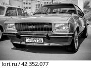 LINTHE, GERMANY - MAY 27, 2023: The executive car Opel Commodore GS/E Coupe, 1976. Black and white. Die Oldtimer Show 2023. Редакционное фото, фотограф Sergey Kohl / Фотобанк Лори