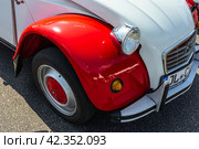 LINTHE, GERMANY - MAY 27, 2023: The fragment of economy car Citroen 2CV. Die Oldtimer Show 2023. Редакционное фото, фотограф Sergey Kohl / Фотобанк Лори