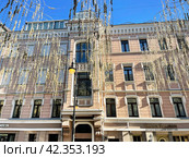 Дом Залесского и Чаплина, реконструкция 2004 год. Москва, улица Большая Дмитровка весной. Дом 16. Редакционное фото, фотограф Овчинникова Ирина / Фотобанк Лори