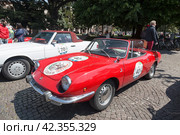 Демонстрация ретро-автомобилей в Вероне. Fiat 850 Spider, выпускавшийся итальянской компанией Fiat Auto с 1965 по 1973 год (2017 год). Редакционное фото, фотограф Наталья Волкова / Фотобанк Лори