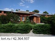 Дом клира на территории Зарайского кремля, Зарайск, Московская область. Clergy house on the territory of Zaraysk kremlin with medieval fortress wall. Sunny summer view. (2021 год). Редакционное фото, фотограф Александр Кузнецов / Фотобанк Лори