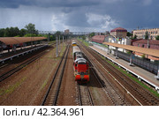 Тепловоз ЧМЭ-3 на станции Раменское в Московской области. Road-switcher diesel-electric locomotive ChME3 in Ramenskoye station. Aerial sunny day view. (2021 год). Редакционное фото, фотограф Александр Кузнецов / Фотобанк Лори