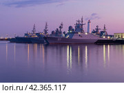 Российские военные корабли в Средней гавани в июльские сумерки. Кронштадт (2019 год). Редакционное фото, фотограф Виктор Карасев / Фотобанк Лори
