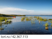 Средний Урал, рыбацкая лодка на озере Чебаркуль. The Middle Urals, a fishing boat on Lake Chebarkul. Стоковое фото, фотограф Евгений Романов / Фотобанк Лори