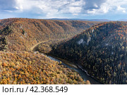 Южный Урал, река Зилим в горном ущелье. Вид с воздуха. The Southern Urals, the Zilim River in a mountain gorge. Aerial view. Стоковое фото, фотограф Евгений Романов / Фотобанк Лори