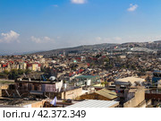 Панорамный вид на крыши марокканских домов и горы Атлас ясным, солнечным, зимним днём. Фес. Марокко (2019 год). Стоковое фото, фотограф Елена Яворская / Фотобанк Лори