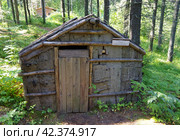 Дом из коры. Этнографический парк-музей "Tорум Маа". Ханты-Мансийск, ХМАО (2021 год). Редакционное фото, фотограф Алексей Иванов / Фотобанк Лори