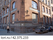 Здание бывшей аптеки доктора Пеля и сыновей в Санкт-Петербурге на 7-ой Линии Васильевского острова. Фрагмент дома (2007 год). Стоковое фото, фотограф Александр Алексеев / Фотобанк Лори